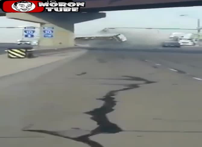 Video :A semi-trailer is struck by a mixer truck that loses its brakes (Texas)